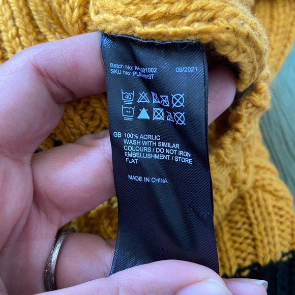 Harry Potter collection Warner bros Hufflepuff Qudditch crewneck sweater - Picture 6 of 7